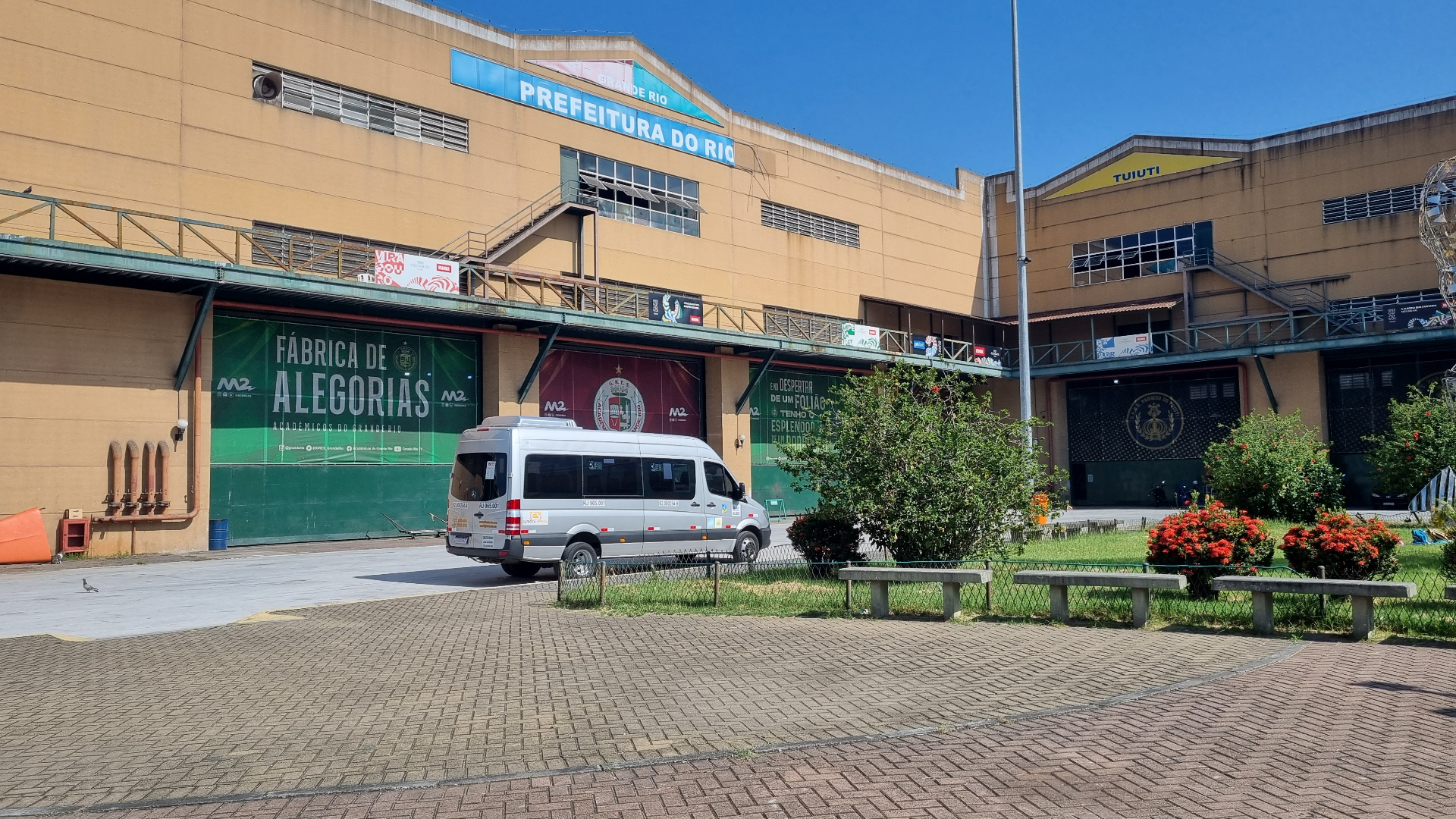 Van Carioca Service diante da Grande Rio, na cidade do Rio de Janeiro